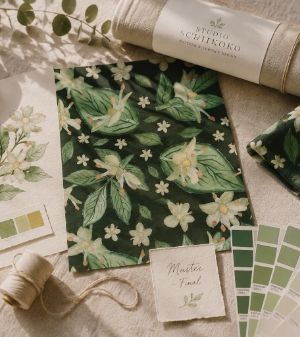 Florales Surface Pattern Design mit handgemalten Blüten, Farbpalette und Stoffmuster von Studio Schikoko.