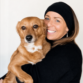 Andrea Schikora mit ihrem Hund – Naturverbundenheit und Kreativität bei Studio Schikoko.