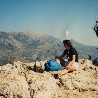 Andrea Schikora genießt eine Pause während einer Bergtour und findet Inspiration in der Natur.